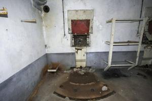 Ligne Maginot - BOIS de HOFFEN Ouest (Casemate d'infanterie) - La chambre de tir de l'étage inférieur, 
L'un des emplacements pour mortier de 81 mm