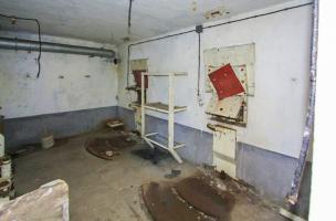 Ligne Maginot - BOIS de HOFFEN Ouest (Casemate d'infanterie) - La chambre de tir de l'étage inférieur, avec sur la droite les créneaux pour mortier de 81 mm et sur la gauche les norias permettant l'approvisionnement en munition depuis le magasin situé un étage en dessous