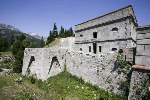 Ligne Maginot - SAPEY (30° DBAF ET 164° RAP) - (PC de Sous-Secteur) - La caserne centrale et la caponnière n°1 avec ses créneaux de pied