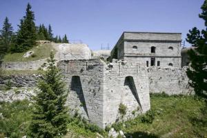 Ligne Maginot - SAPEY (30° DBAF ET 164° RAP) - (PC de Sous-Secteur) - La caserne centrale et la caponnière n°1 avec ses créneaux de pied