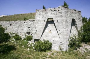 Ligne Maginot - SAPEY (30° DBAF ET 164° RAP) - (PC de Sous-Secteur) - La caponnière n°7 avec ses créneaux de pied