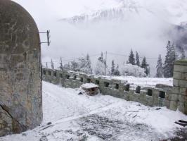 Ligne Maginot - SAPEY (30° DBAF ET 164° RAP) - (PC de Sous-Secteur) - Le mur d'enceinte avec ses créneaux de fusillade