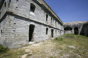 Ligne Maginot - SAPEY (30° DBAF ET 164° RAP) - (PC de Sous-Secteur) - La caserne à l'épreuve de la bombe, avec sa carapace béton rajoutée, avec la caserne centrale à l'avant plan
