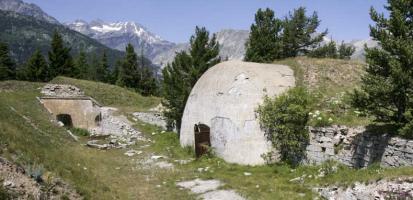 Ligne Maginot - SAPEY (30° DBAF ET 164° RAP) - (PC de Sous-Secteur) - Deux traverses, l'une modernisée avec sa carapace de béton, la seconde en l'état original