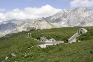 Ligne Maginot - VALLEE ETROITE - (Ouvrage d'infanterie) - Le bloc d'entrée
Avec le bloc 1 sur la gauche de la photo
Au fond; le col du Petit Argentier