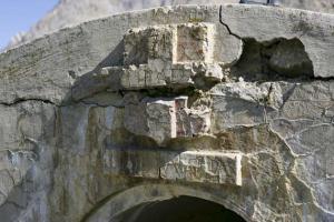 Ligne Maginot - VALLEE ETROITE - (Ouvrage d'infanterie) - Le bloc d'entrée
Le fronton de la galerie d'accès  avec l'insigne de la Savoie sur lequel est gravé 71e BAF
Sous l’écusson de Savoie, la devise « On ne passe
pas ».