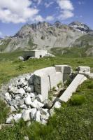 Ligne Maginot - VALLEE ETROITE - (Ouvrage d'infanterie) - Entrée auxiliaire
La trappe d’accès à l’ouvrage et le bloc 2 à l'arrière plan