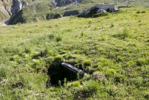 Ligne Maginot - VALLEE ETROITE - (Ouvrage d'infanterie) - Le bloc 2 avec à l'avant plan (probablement) l'une des deux sources captées alimentant l'avant poste