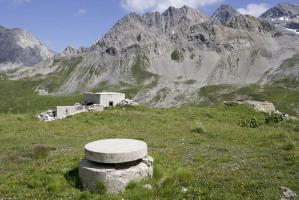 Ligne Maginot - VALLEE ETROITE - (Ouvrage d'infanterie) - La table d’orientation. A gauche, la trappe d’accès à l’ouvrage avec, à l'arrière plan, le bloc 2;  à droite le bloc 4
