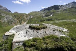 Ligne Maginot - VALLEE ETROITE - (Ouvrage d'infanterie) - Le bloc 2
Les dessus du bloc 2 avec au fond le col de la Vallée Etroite dont l’ouvrage interdit les débouchés