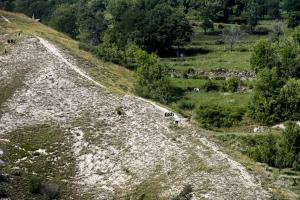 Ligne Maginot - Blockhaus B8b et B8c - La PORTE - Vu de B8. Noter en haut l'entrée de la pilule supérieure (B8c)