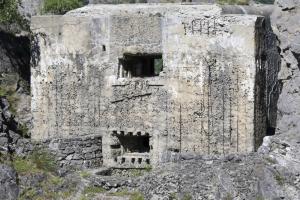 Ligne Maginot - B14 - PAS DE LA PORTE NORD - SA-8 - (Blockhaus pour canon) - Vue rapprochée. Les 2 murs de part et d'autre du créneau inférieur devaient probablement permettre l'installation d'armes d'infanterie légères en complément