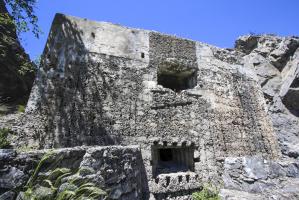 Ligne Maginot - B14 - PAS DE LA PORTE NORD - SA-8 - (Blockhaus pour canon) - Vue très rapprochée. Les 2 murs de part et d'autre du créneau inférieur devaient probablement permettre l'installation d'armes d'infanterie légères en complément