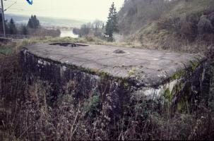 Ligne Maginot - B37 - ABBAYE 2 - (Cuve pour arme d'infanterie) - Vue extérieure du  bloc bétonné.
On remarque la voie ferrée, la route et le Doubs.