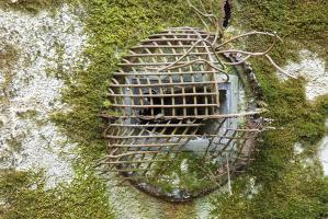 Ligne Maginot - BOIS DE KANFEN OUEST - C42 - (Casemate d'infanterie - Simple) - Prise d'air extérieure.
Noter la faible protection assurée par une simple grille 