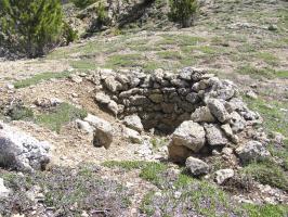 Ligne Maginot - COL FROMAGE - (Abri) - Cuve en pierres sèches battant le versant vallée du Cristillan