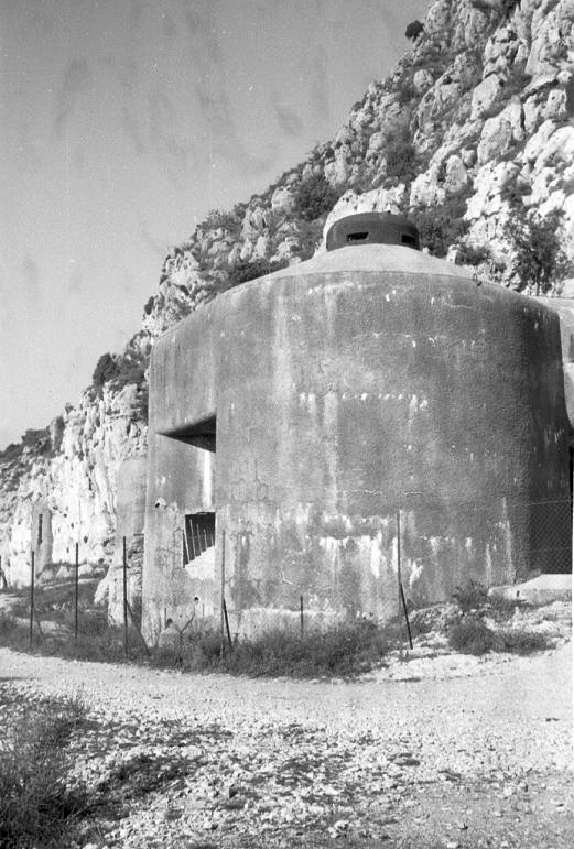 Ligne Maginot - SAINTE AGNES (SAG) - EO9 - (Ouvrage d'artillerie) - Bloc 2
Orillon ouest du bloc, avec le créneau orienté vers la route de Peille et la cime de Biancon.