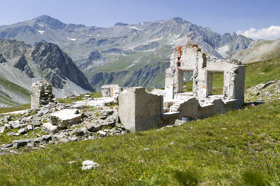 Ligne Maginot - Baraquements du Fréjus - Ruine du baraquement infirmerie. Cette construction de 1935 a résisté à l'avalanche de fin d'année