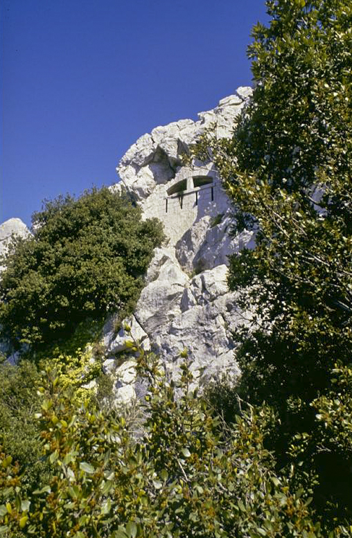 Ligne Maginot - Abri caverne de la TETE de CHIEN - Créneaux de l'abri IX du tunnel, donnant sur le chemin montant de la côte.