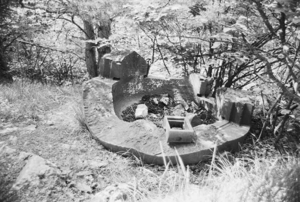 Ligne Maginot - MONTE GROSSO (MG) - E02 - (Ouvrage d'artillerie) - La calotte de la cloche GFM en contrebas du bloc 8 - LOVINY Alain