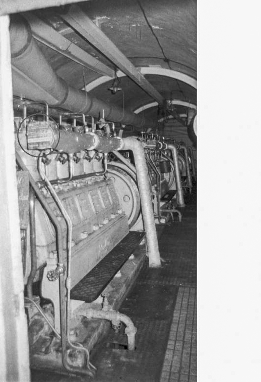 Ligne Maginot - MONTE GROSSO (MG) - E02 - (Ouvrage d'artillerie) - L'usine électrique: les moteurs avaient encore leur ardoise témoignant de la date de leur dernier entretien par le Génie de Sospel - 1983