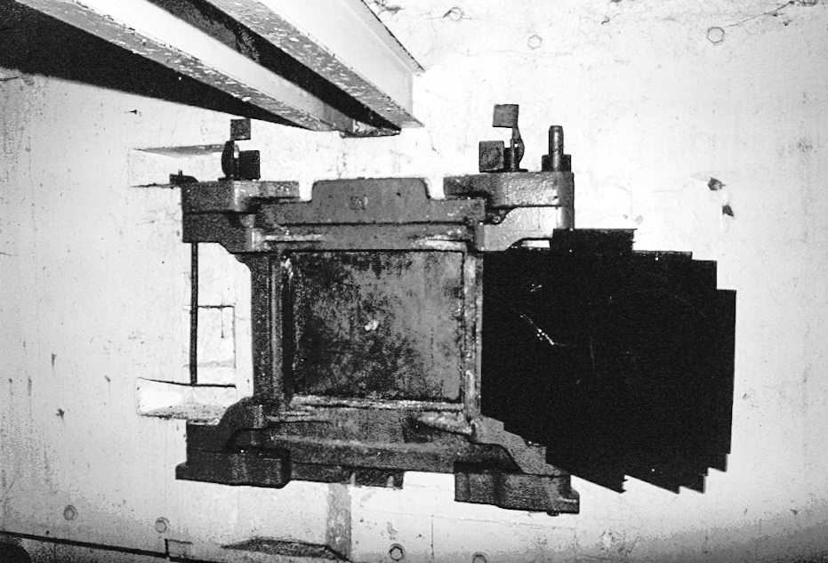 Ligne Maginot - FRESSINEA (FA) - (Ouvrage d'infanterie) - Bloc 3
Le créneau pour le canon antichar
Photo des années 1980, avant l'ouverture au public