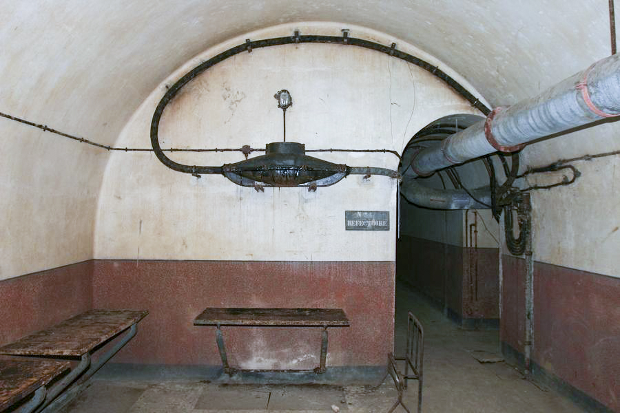 Ligne Maginot - BOIS d'ESCHERANGE - X3 (Quartier Kanfen - I/169°RIF) ( Abri ) - Un second refectoire dans la galerie.
Noter le passage de l'alimentation électrique provenant de l'ouvrage voisin.