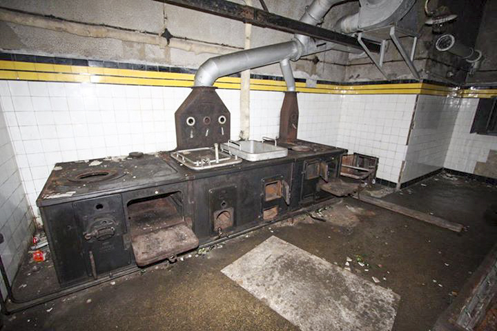 Ligne Maginot - HAUT POIRIER - (Ouvrage d'infanterie) - La cuisine
Cuisinière Arthur-Martin mixte fuel et charbon