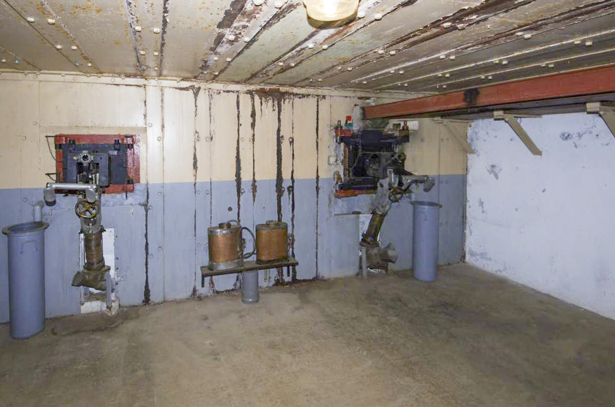 Ligne Maginot - BOIS DU FOUR - A5 - (Ouvrage d'infanterie) - Chambre de tir Est 
JM + JM/AC