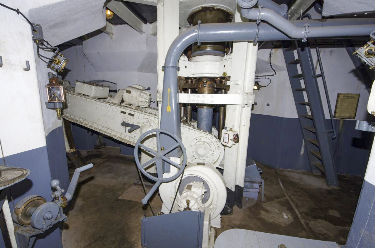 Ligne Maginot - BOIS DU FOUR - A5 - (Ouvrage d'infanterie) - Tourelle de mitrailleuses
Ventilateur et balancier de l’étage inférieur