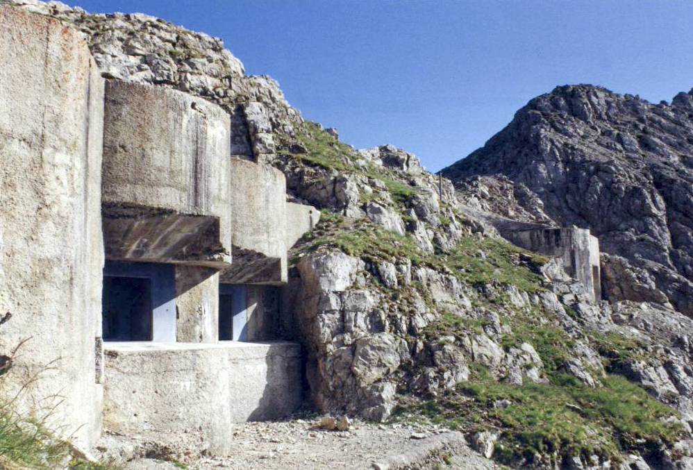 Ligne Maginot - JANUS - (Ouvrage d'artillerie) - Le bloc 3 avec le bloc 2 à l'arrière plan
