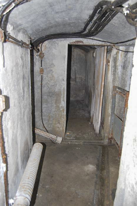 Ligne Maginot - ANCIEN CAMP - (Abri) - À droite dortoir pour hommes, à l'arrière-plan central téléphonique