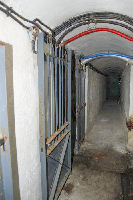 Ligne Maginot - ANCIEN CAMP - (Abri) - Couloir sud; à gauche usine