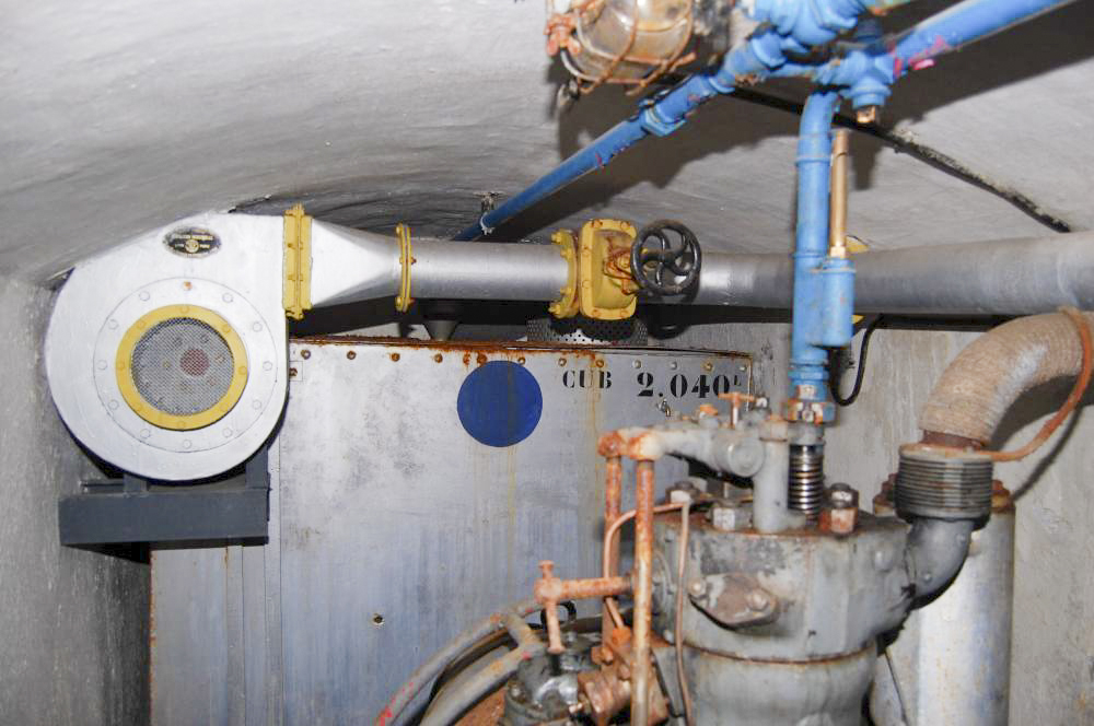 Ligne Maginot - ANCIEN CAMP - (Abri) - Usine
Extracteur d'air et réservoir d'eau de refroidissement