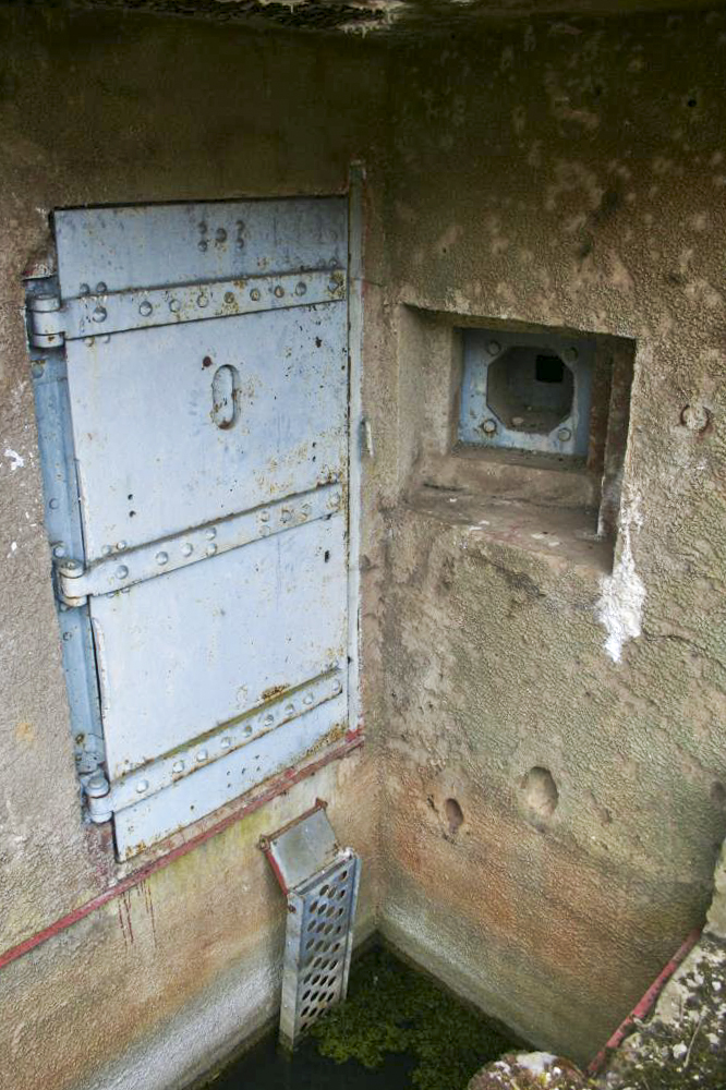 Ligne Maginot - CATTENOM - O20 - (Observatoire d'artillerie) - Entrée de l'observatoire
Noter la passerelle d'accès et le créneau FM de défense rapprochée