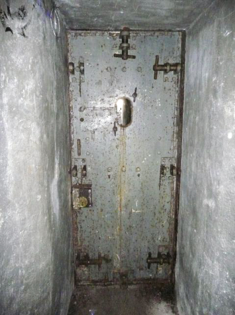 Ligne Maginot - PLATE LOMBARDE - (Ouvrage d'infanterie) - Issue de secours
Porte blindée