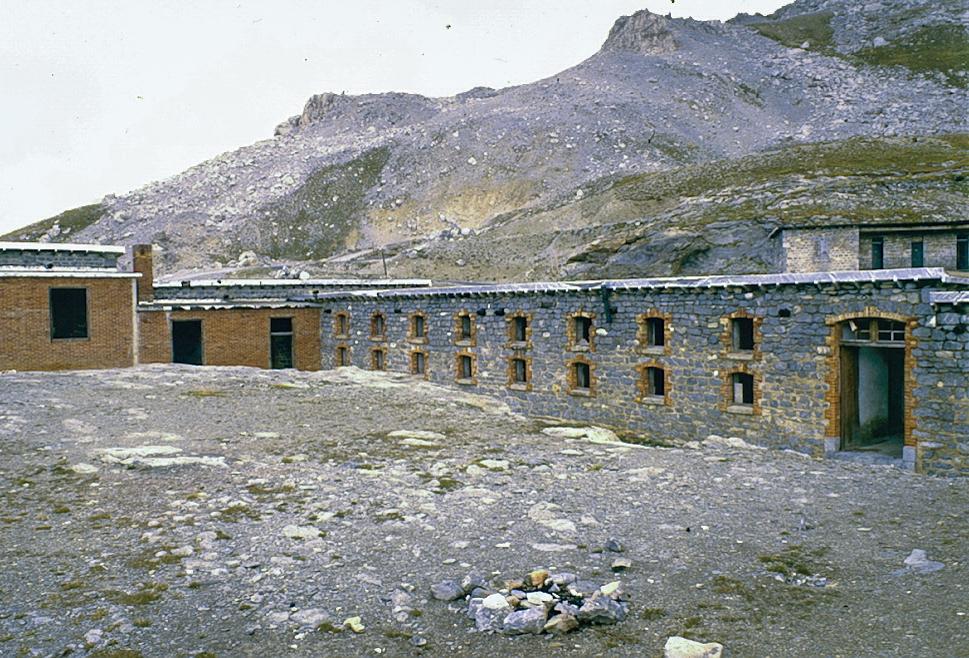 Ligne Maginot - CAMP DE RESTEFOND - (Casernement) - Casernements Est
Derrière, le pavillon des Officiers