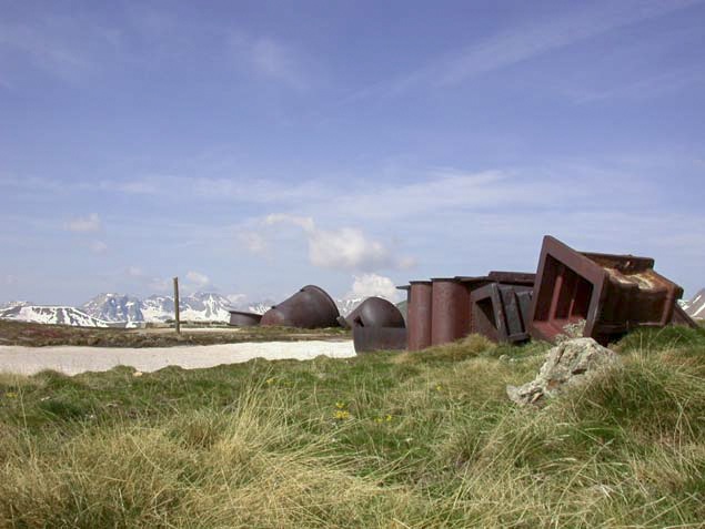 Ligne Maginot - COL DE RESTEFOND (RD) - (Ouvrage d'infanterie) - Cuirassements abandonnés trémies cuirassées pour JM et un caisson d'embrasure pour obusier 75 mle 32 - ZEIG Marc