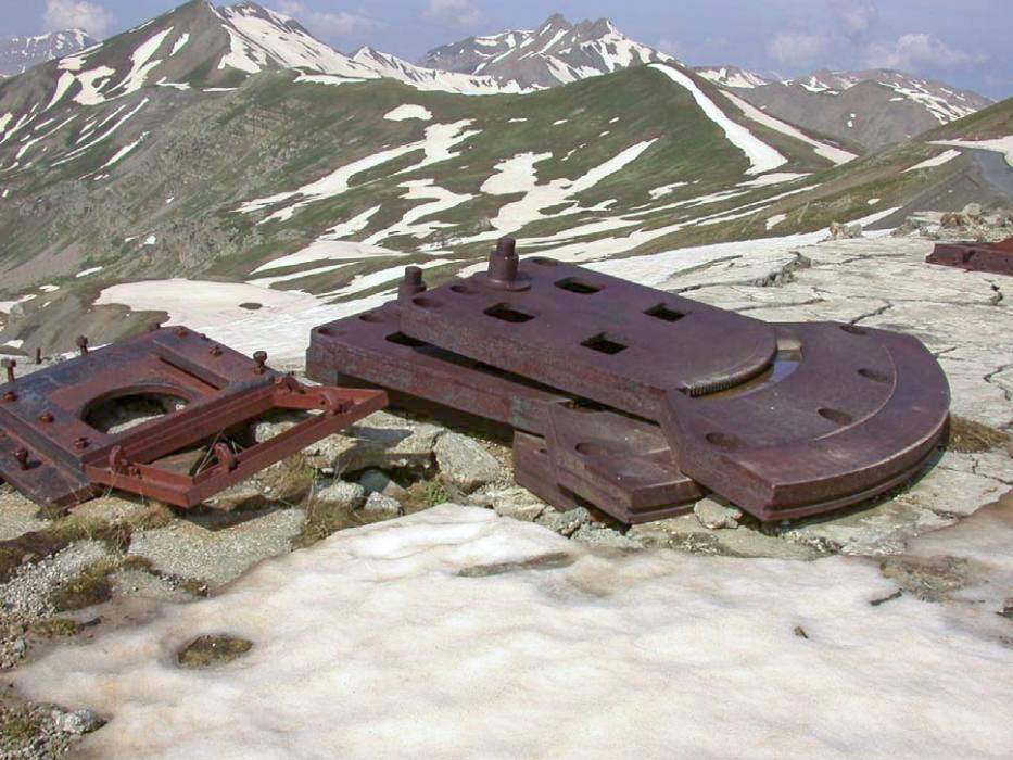 Ligne Maginot - COL DE RESTEFOND (RD) - (Ouvrage d'infanterie) - Plaque d'embrasure et support pour mortier de 81 mm - ZEIG Marc