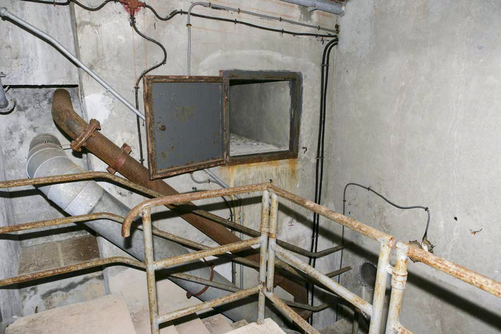 Ligne Maginot - GRANGES COMMUNES - (Ouvrage d'infanterie) - Bloc 2
Le système de prise d'air de l'ouvrage à droite; sur la gauche, les tuyaux d'évacuation de l'air vicie et des gaz d'échappement aboutissant dans la cheminée d'évacuation