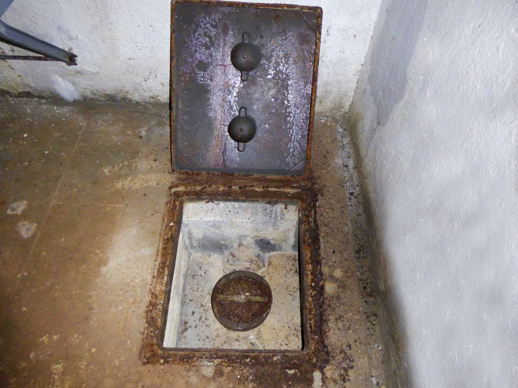 Ligne Maginot - GRANGES COMMUNES - (Ouvrage d'infanterie) - Regard égout