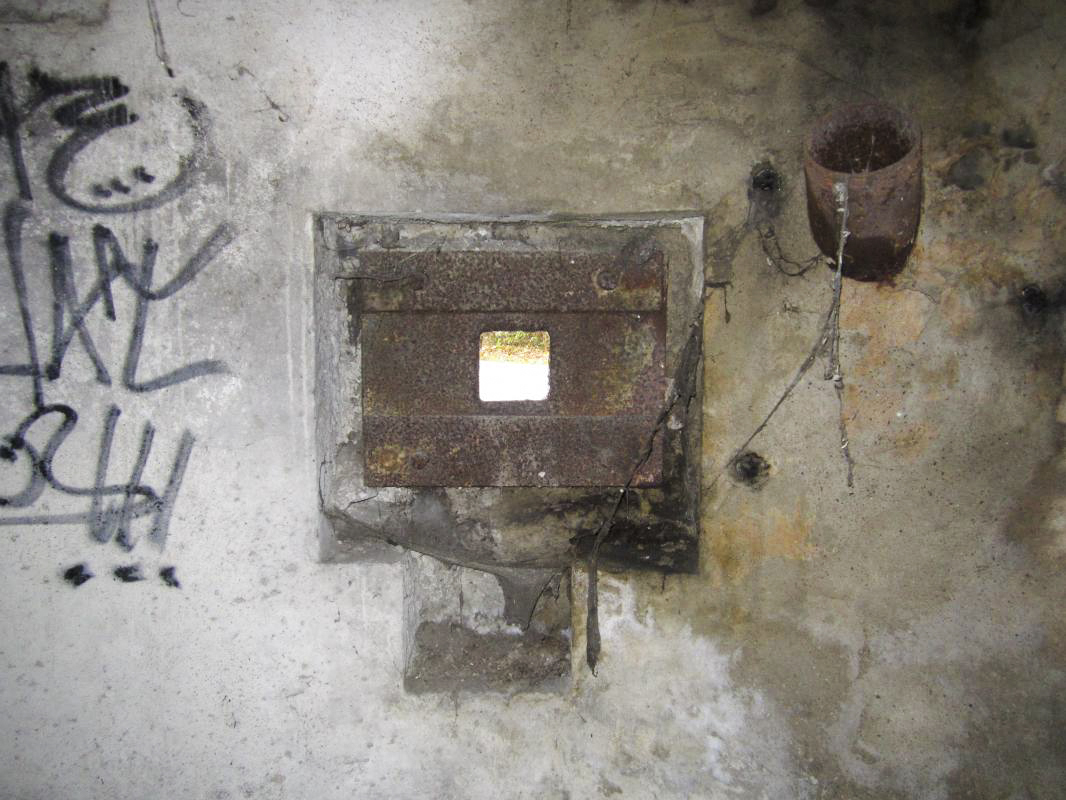 Ligne Maginot - 3 - UNTERJAEGERHOF - ROUTE DU WALDHOF - (Casemate d'infanterie - Simple) - Chambre de tir gauche, créneau FM de défense de l'entrée et goulotte LG
