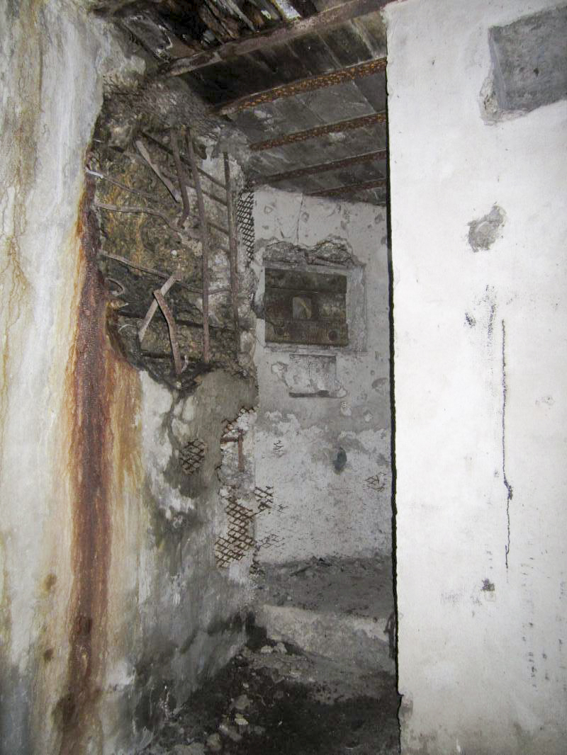 Ligne Maginot - 3 - UNTERJAEGERHOF - ROUTE DU WALDHOF - (Casemate d'infanterie - Simple) - Chambre de tir FM nord-ouest. Au centre, créneau ouest. A gauche, un impact suite a un obus tiré à travers le créneau nord