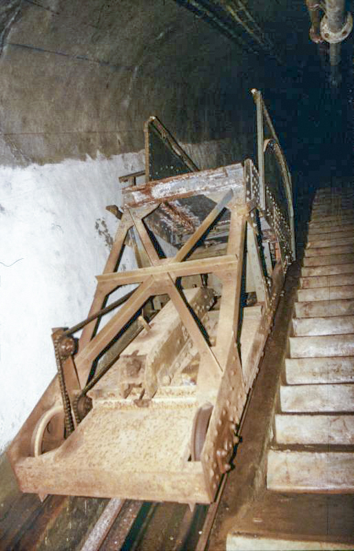Ligne Maginot - LAVOIR - (Ouvrage d'artillerie) - Plan incliné 
Le chariot permettant le transport des wagonnets