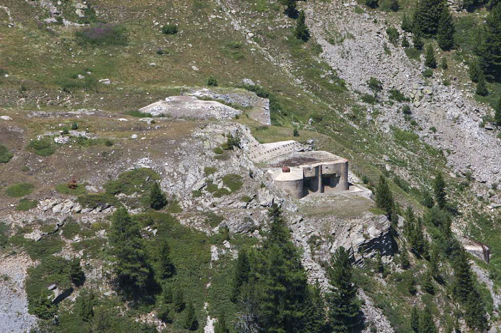Ligne Maginot - LAVOIR - (Ouvrage d'artillerie) - Bloc 1
Le bloc cheminée est visible à l'arrière plan