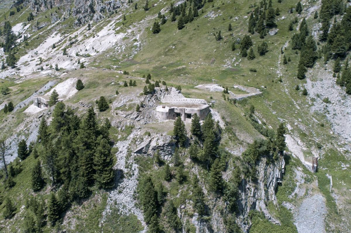 Ligne Maginot - LAVOIR - (Ouvrage d'artillerie) - Vue aérienne générale depuis l'Est
De droite à gauche : entrée hommes, B1, bloc cheminée, B2, B3, B5