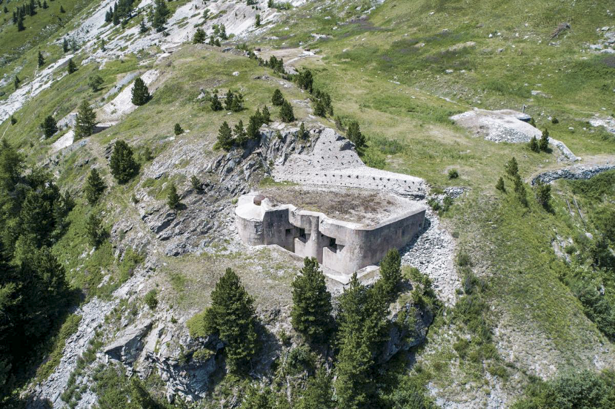 Ligne Maginot - LAVOIR - (Ouvrage d'artillerie) - Bloc 1 et bloc cheminée
Les blocs 2, 3 et 5 se devinent à l'arrière plan