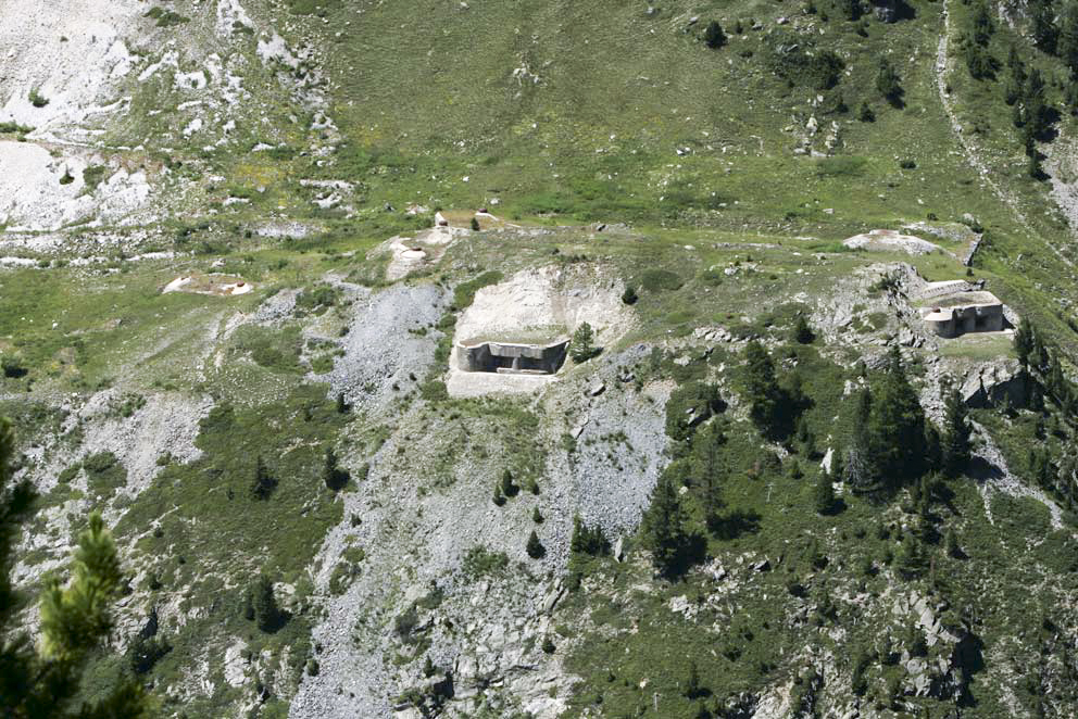 Ligne Maginot - LAVOIR - (Ouvrage d'artillerie) - Vue aérienne générale depuis le Sud
De droite à gauche : B1, bloc cheminée, B2, B3, B5 et B4
