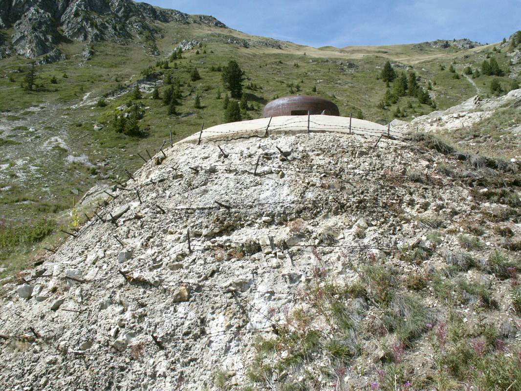 Ligne Maginot - LAVOIR - (Ouvrage d'artillerie) - Bloc 3
Remarquer les ardillons et restes de barbelés sur le bétonnage du bloc