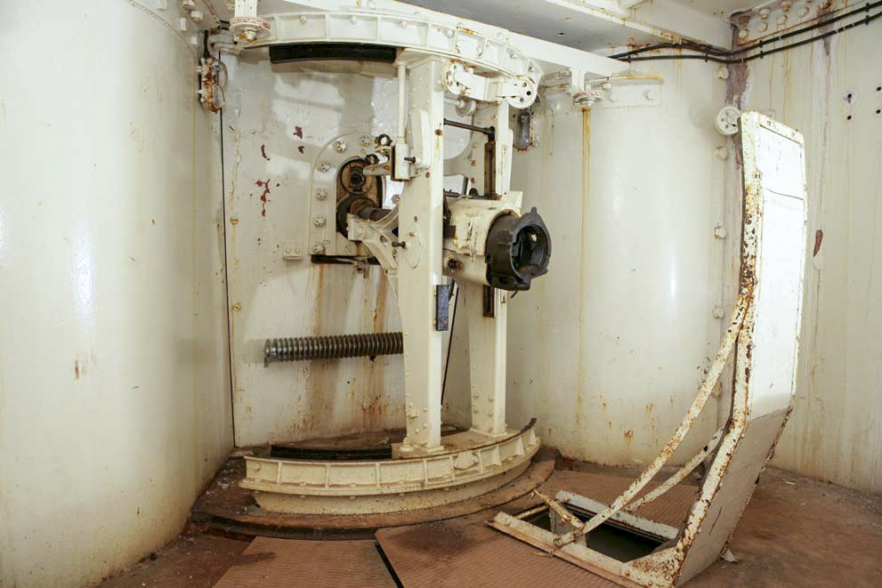 Ligne Maginot - LAVOIR - (Ouvrage d'artillerie) - Bloc 5
Chambre de tir cuirassée pour canon-mortier de 75 mle 31, avec l'écran d'évacuation des douilles